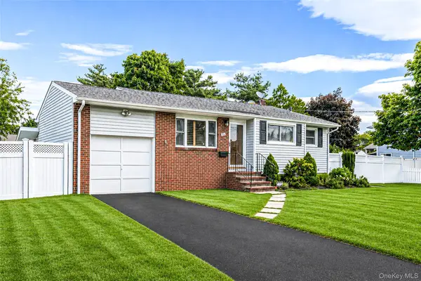 25 Merritt Street, Lindenhurst, NY 11757
