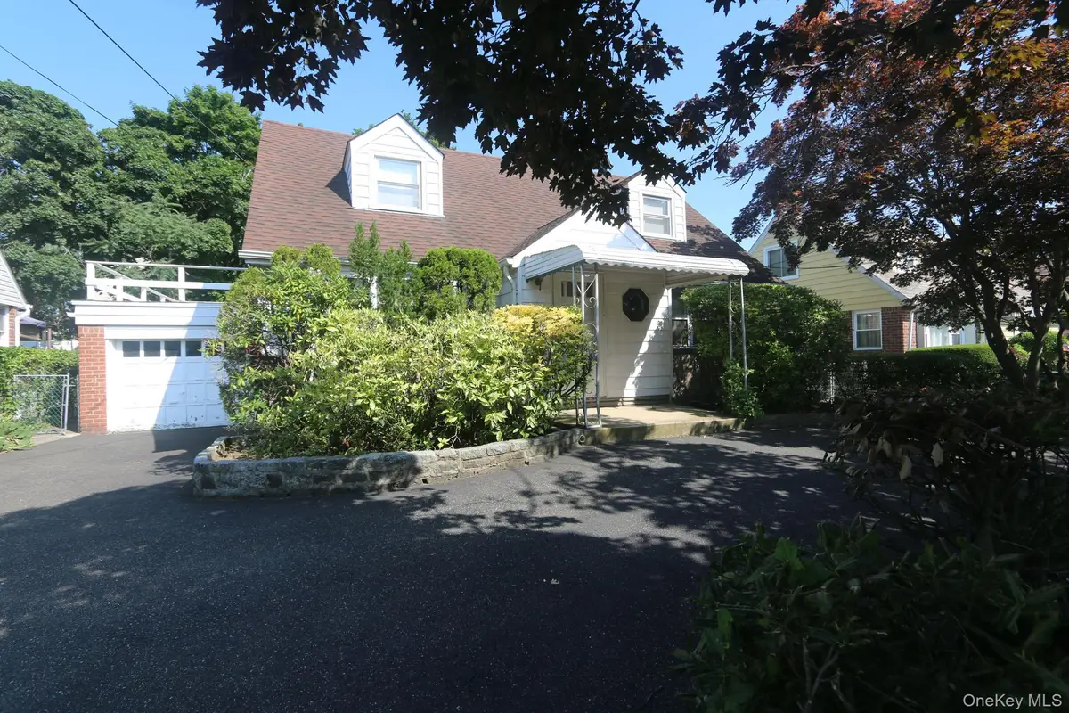43 Ivanhoe Place, Valley Stream, NY 11580 - #1