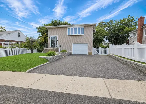 11 Farragut Avenue, Lindenhurst, NY 11757
