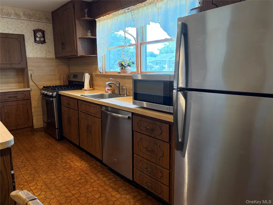 46 Margaret Drive E, Plainview, NY 11803 - #2