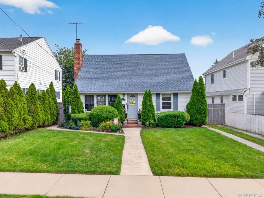 131 Dorset Avenue, Albertson, NY 11507 - #2