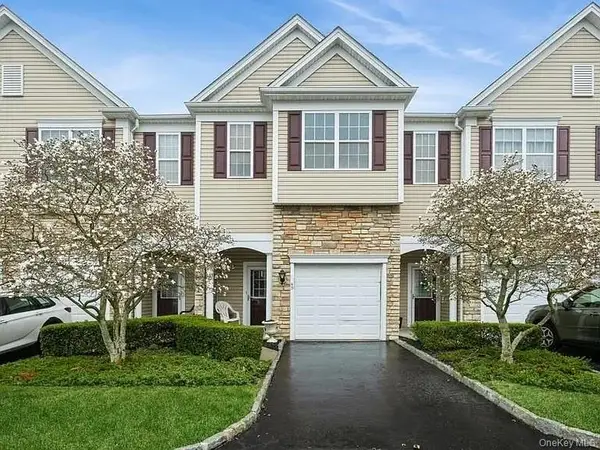43 Torrey Pine Lane, Bay Shore, NY 11706