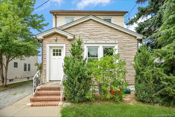 984 Maxwell Street, Franklin Square, NY 11010