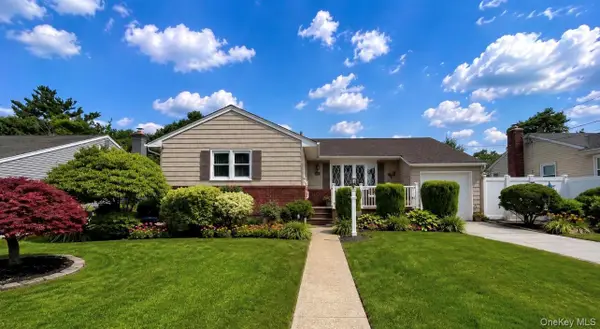32 Taylor Drive, Farmingdale, NY 11735