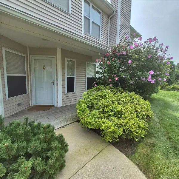 2501 Willow Pond Drive, Riverhead, NY 11901