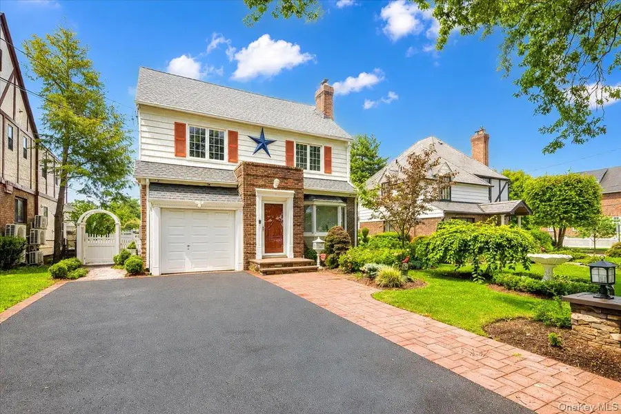 17 Piccadilly Downs, Lynbrook, NY 11563 - #2