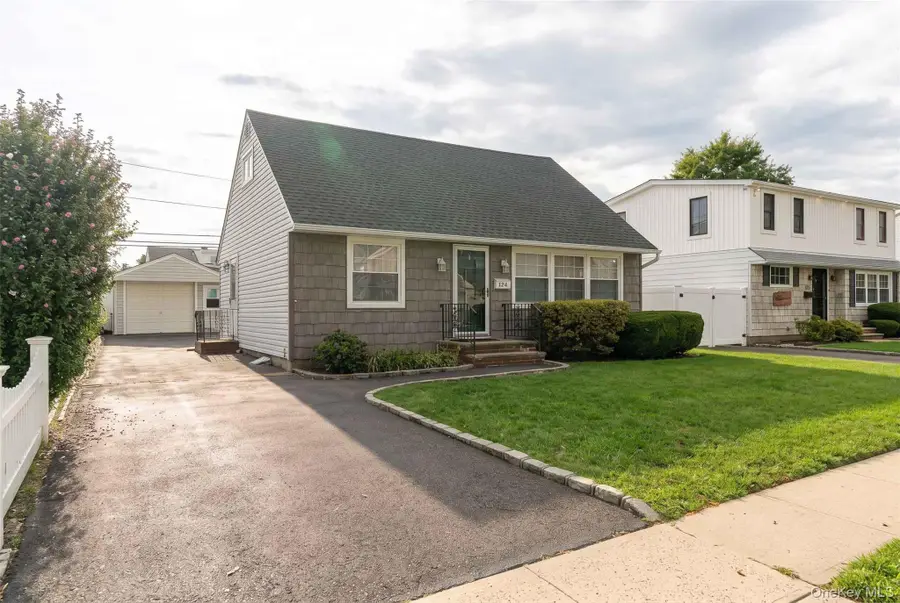 124 Wilfred Boulevard, Hicksville, NY 11801 - #2