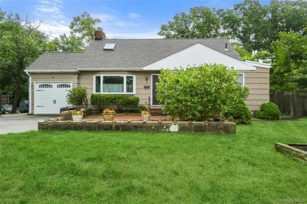 31 Eastwood Drive, North Babylon, NY 11703