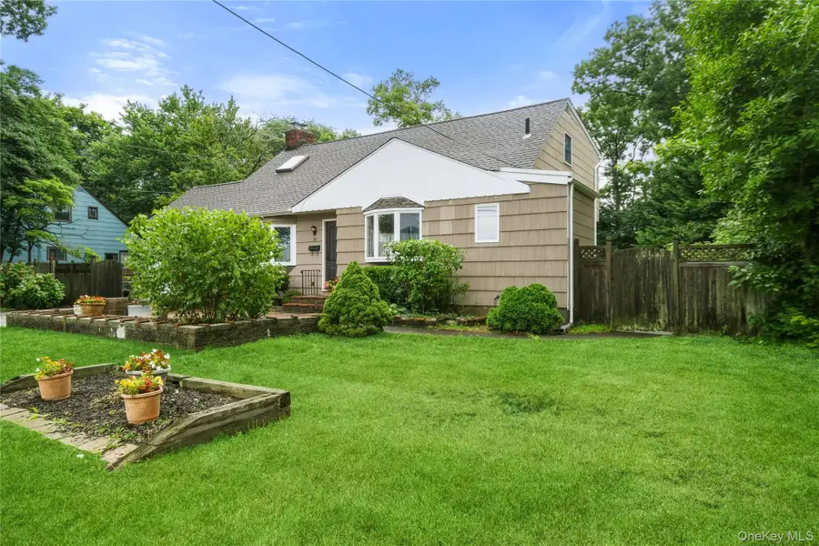 31 Eastwood Drive, North Babylon, NY 11703 - #2