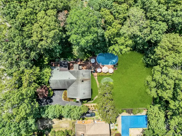 29 Columbine Avenue N, Hampton Bays, NY 11946