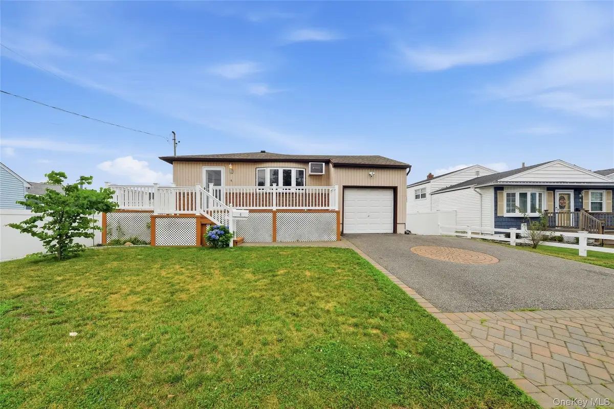 4 Farragut Avenue, Lindenhurst, NY 11757 - #1