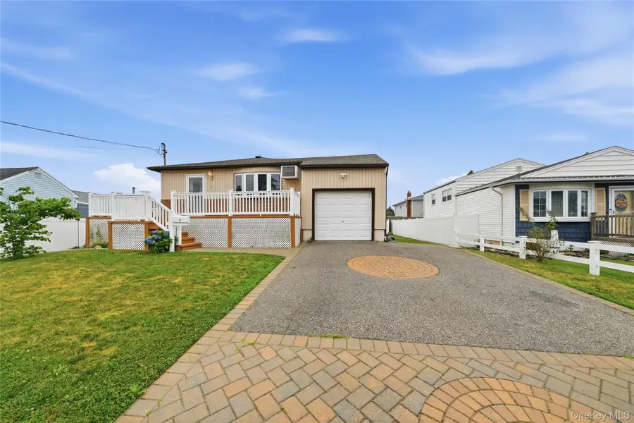 4 Farragut Avenue, Lindenhurst, NY 11757 - #2