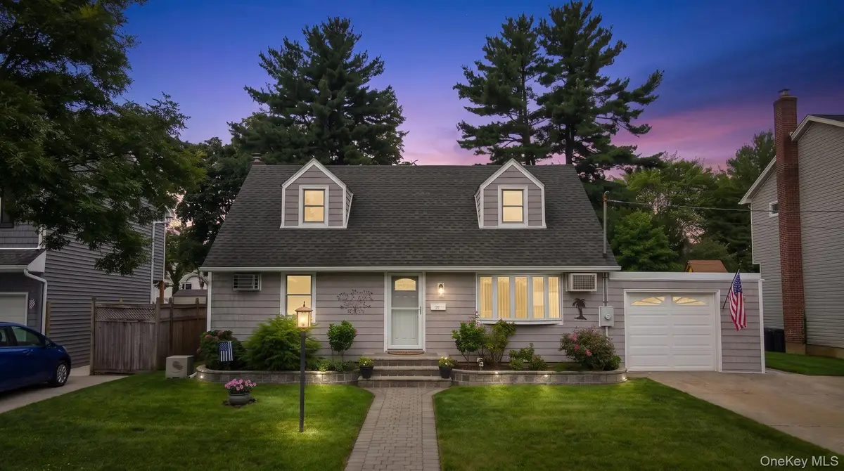 20 Cornwall Lane, Hicksville, NY 11801 - #1