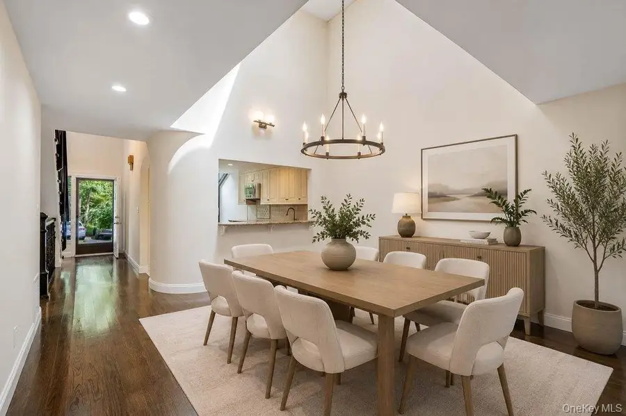 11 Pony Circle, Roslyn Heights, NY 11577 - #3