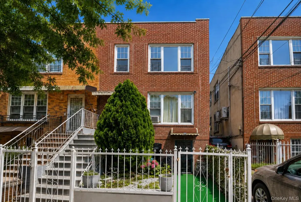 952 E 217th Street, Bronx, NY 10469 - #1