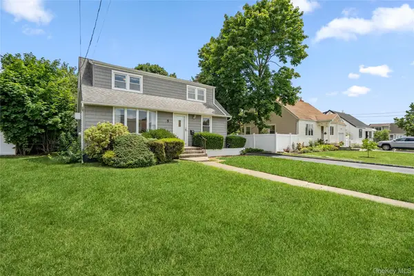 5 Center Court, Bethpage, NY 11714