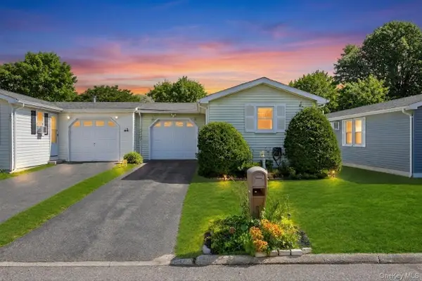 28 Greenwood Boulevard, Manorville, NY 11949