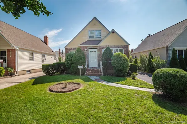 82-53 266th Street, Floral Park, NY 11004