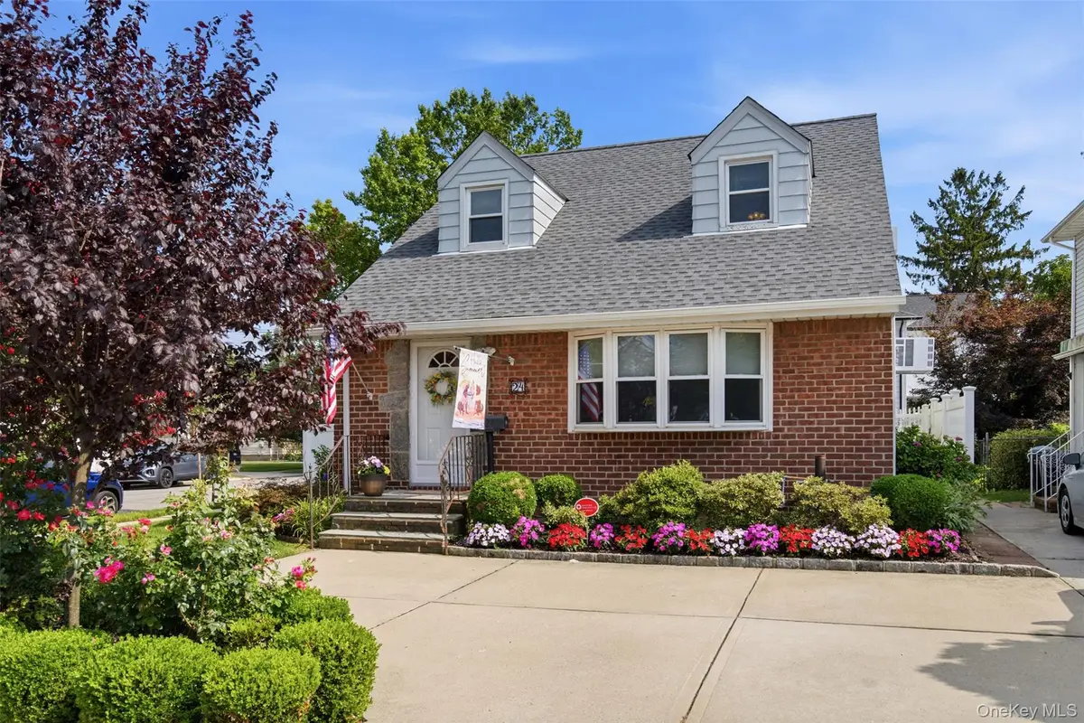 24 Broadmoor Lane, Westbury, NY 11590 - #1