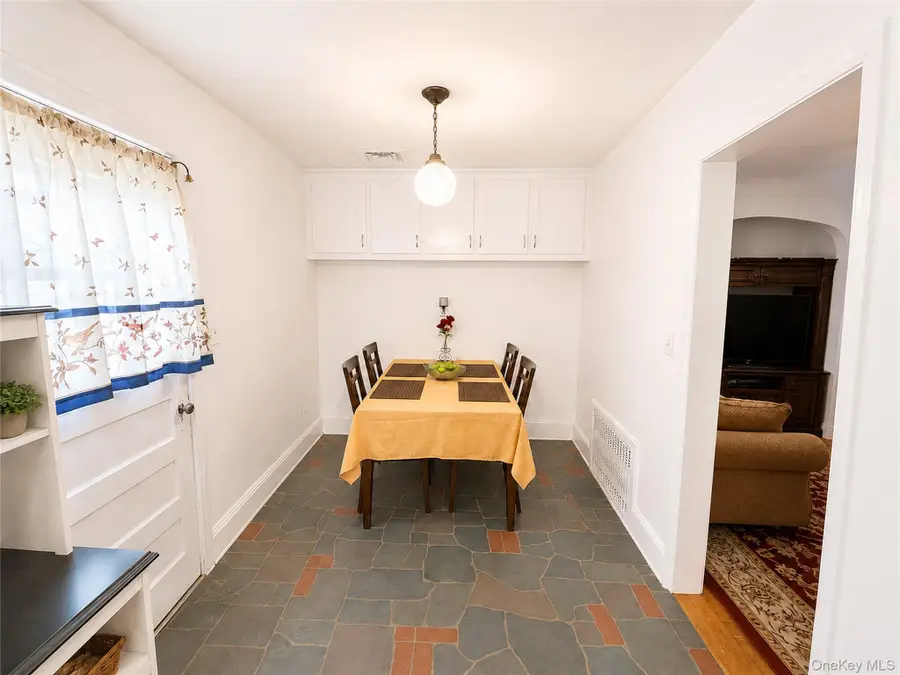 325 W Valley Stream Boulevard, Valley Stream, NY 11580 - #3