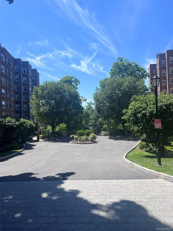 290 Collins Avenue #4C, Fleetwood, NY 10552