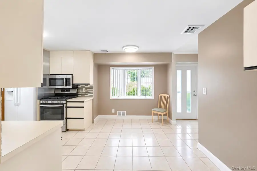 62 Wellesley Lane, Hicksville, NY 11801 - #3