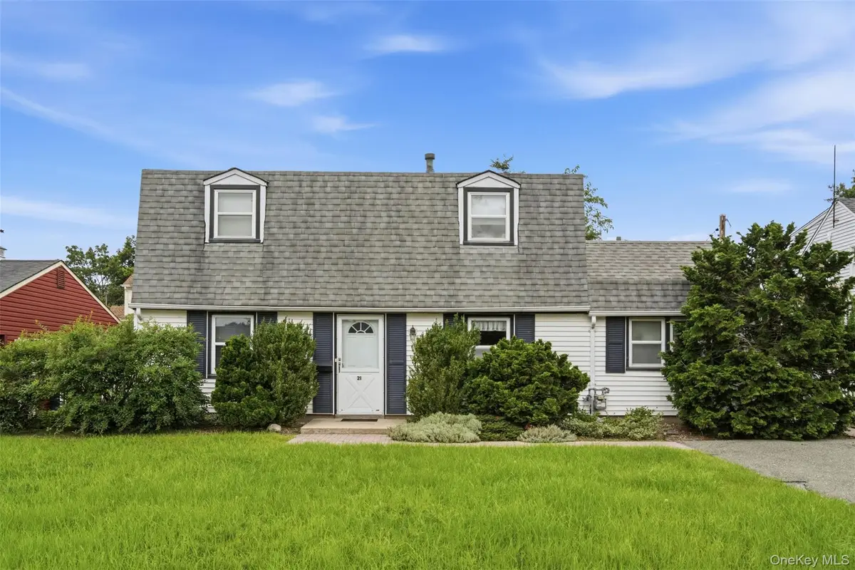 21 Appletree Lane, Carle Place, NY 11514 - #1