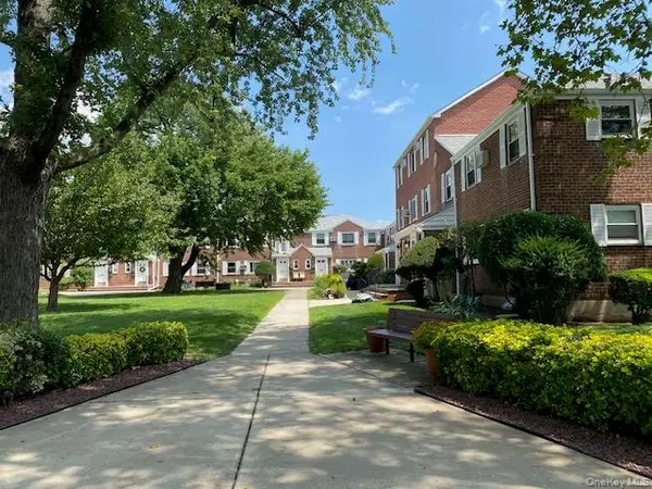 73-23 255th Street #G-2, Glen Oaks, NY 11004