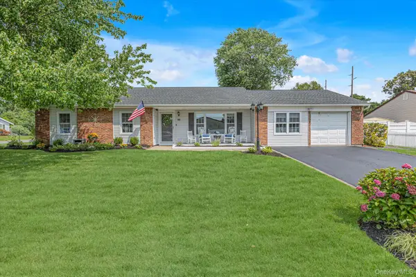 92 Sequoia Way, Holbrook, NY 11741