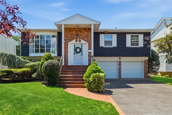 18 Valley Lane E, Valley Stream, NY 11581