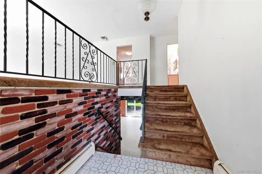 18 Valley Lane E, Valley Stream, NY 11581 - #3