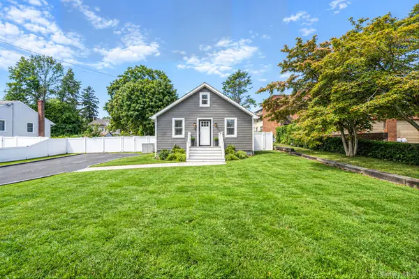 36 Mayflower Avenue, Smithtown, NY 11787