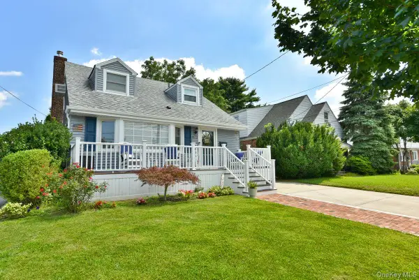 374 Andrews Road, Mineola, NY 11501
