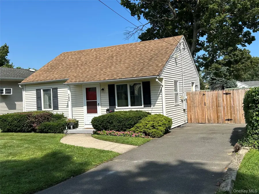 704 Myrtle Avenue, West Islip, NY 11795 - #2