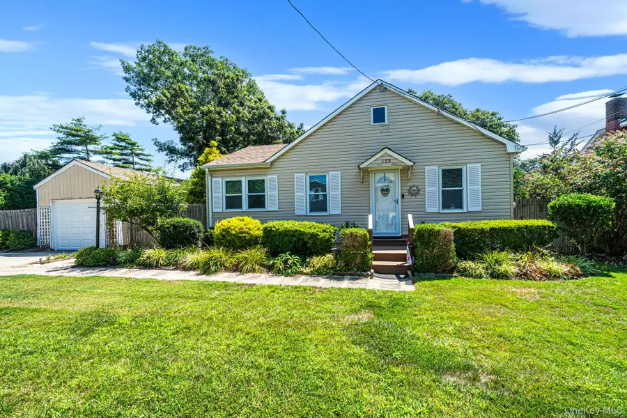 123 Clinton Avenue, Patchogue, NY 11772 - #2