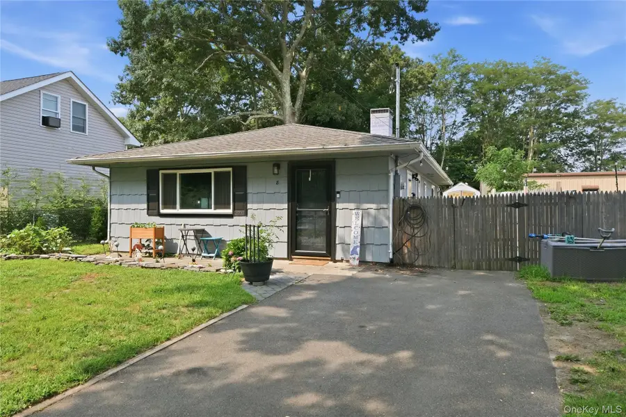 8 Roberts Street, Mastic, NY 11950 - #2