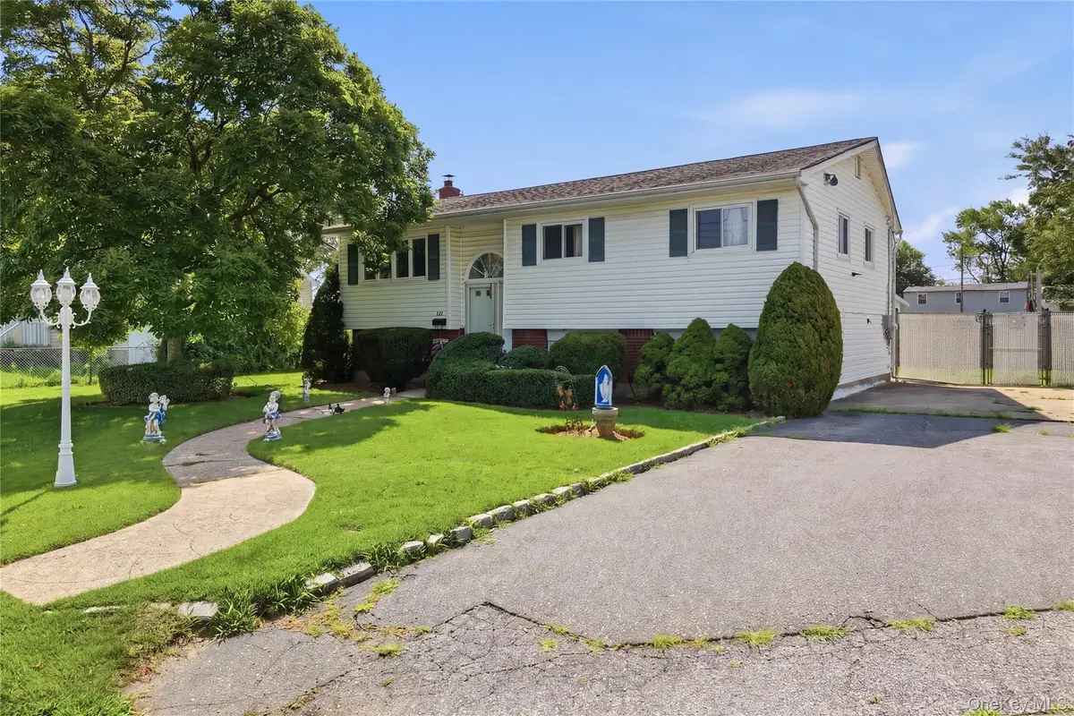 835 7th Street, West Babylon, NY 11704 - #1