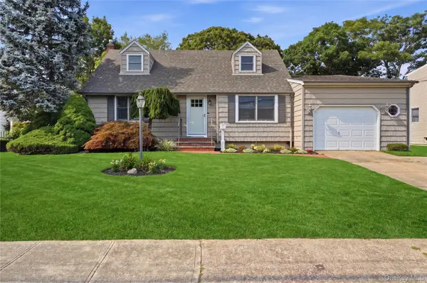 391 Oakwood Avenue, West Islip, NY 11795