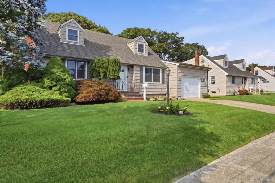 391 Oakwood Avenue, West Islip, NY 11795 - #3
