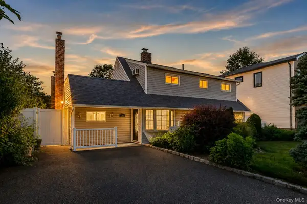 34 Hedge Lane, Westbury, NY 11590