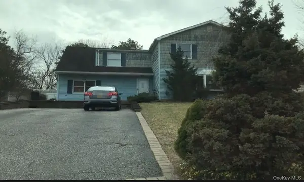 5 Norway Pine Drive, Medford, NY 11763