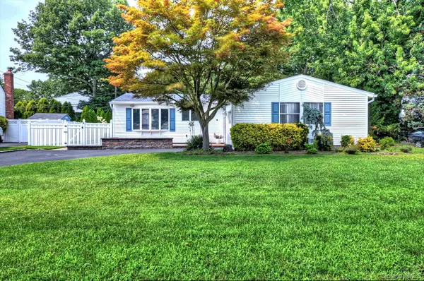 116 Shenandoah Boulevard N, Nesconset, NY 11767