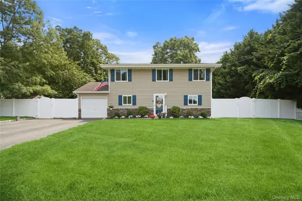 4 Acorn Street, Ronkonkoma, NY 11779