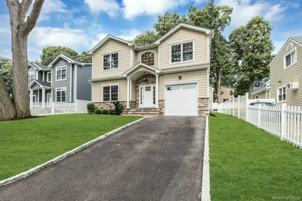 9 Hickory Road, Bayville, NY 11709