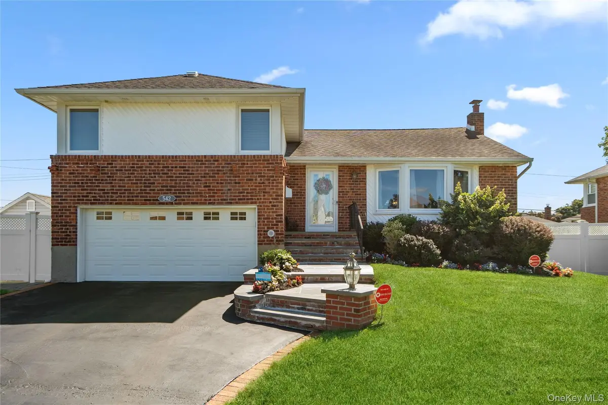 542 N Suffolk Avenue, Massapequa, NY 11758 - #1