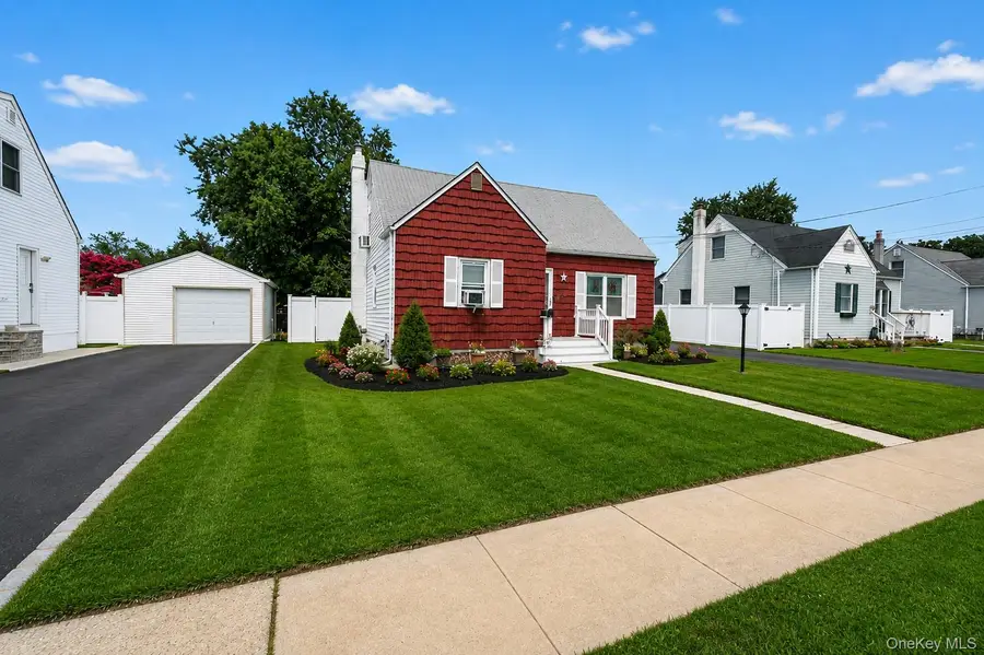17 Heathcote Road, Lindenhurst, NY 11757 - #3