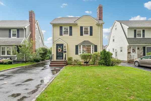 32 Cambridge Avenue, Garden City, NY 11530