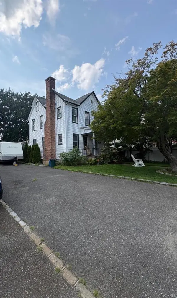 38 Jackson Avenue, Bayville, NY 11709