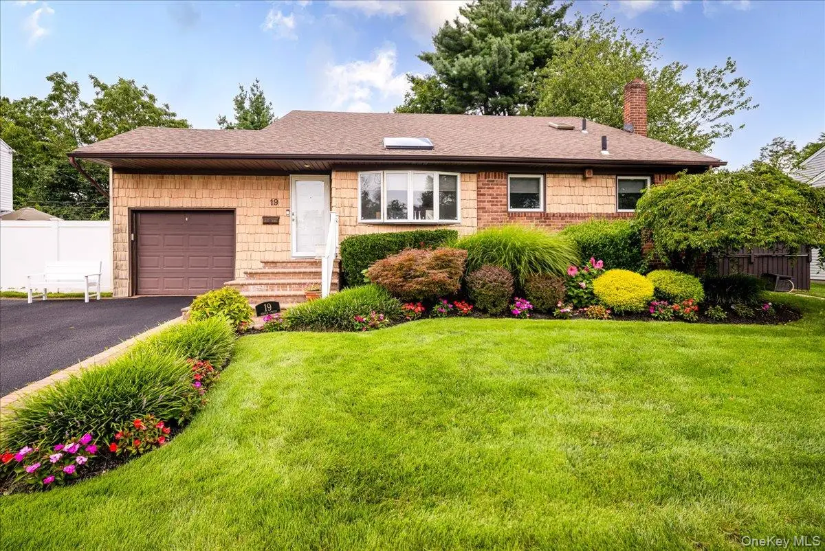 19 Jerold Street, Plainview, NY 11803 - #1