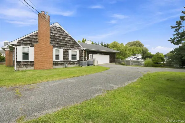 3 The Moor, East Islip, NY 11730